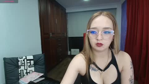 Snapshot of liaroberts1 chatting on December 2, 2024, 11:07 pm Lia Roberts online show from December 2, 2024, 11:07 pm