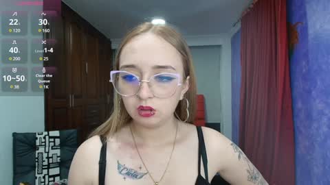 Snapshot of liaroberts1 chatting on December 4, 2024, 1:58 am Lia Roberts online show from December 4, 2024, 1:58 am