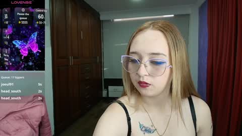 Snapshot of liaroberts1 chatting on December 5, 2024, 9:17 pm Lia Roberts online show from December 5, 2024, 9:17 pm