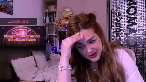 libra_mia online show from November 16, 2025, 12:00 pm