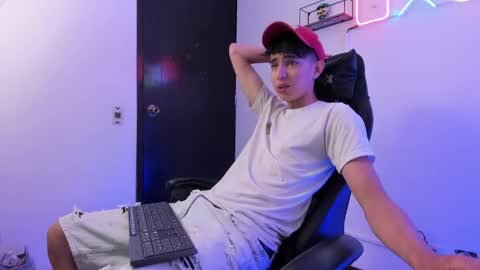 Snapshot of light_eyes_ chatting on April 28, 2026, 7:19 pm Jhonatan online show from April 28, 2026, 7:19 pm