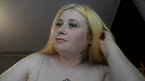 light_lunaa online show from July 6, 2026, 4:31 pm