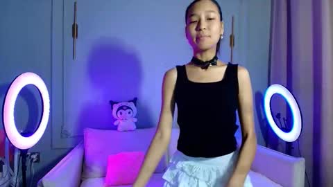 Lihn Pham online show from December 17, 2025, 3:45 am