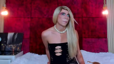 liiacollins online show from October 8, 2025, 9:23 pm