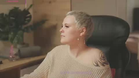 likaaberry online show from November 16, 2025, 2:11 pm