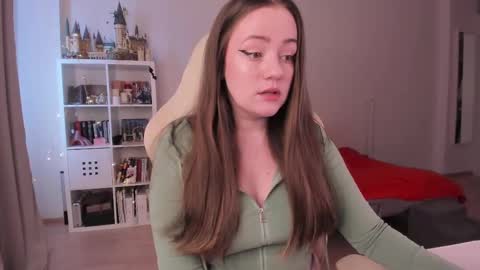 Snapshot of lil_happiness chatting on September 25, 2025, 1:37 pm for free registration 3 online show from September 25, 2025, 1:37 pm