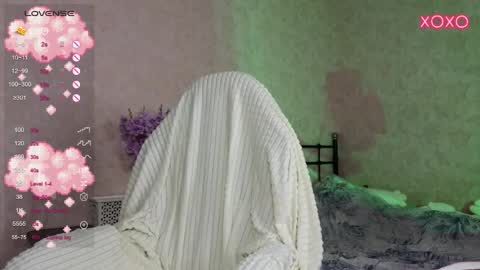 Snapshot of lil_luna_x chatting on October 22, 2025, 5:08 am little moon online show from October 22, 2025, 5:08 am