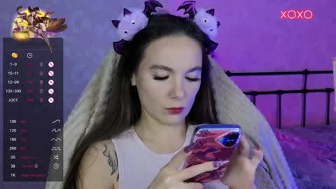 Snapshot of lil_luna_x chatting on October 31, 2025, 1:01 pm little moon online show from October 31, 2025, 1:01 pm