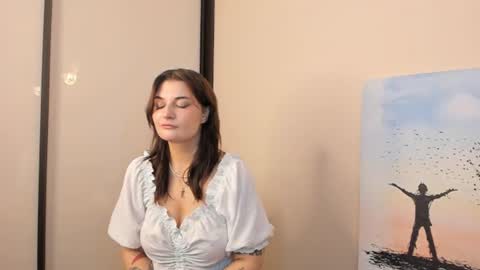 Mia online show from June 11, 2026, 3:43 pm
