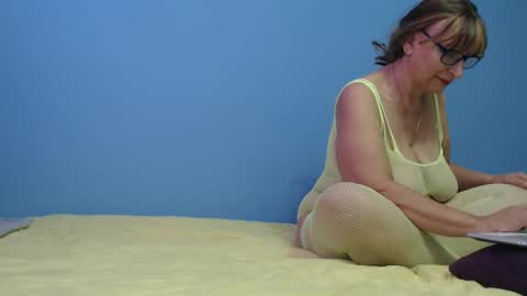 Snapshot of lilhy_mcfly chatting on December 19, 2024, 6:45 pm lilieth online show from December 19, 2024, 6:45 pm