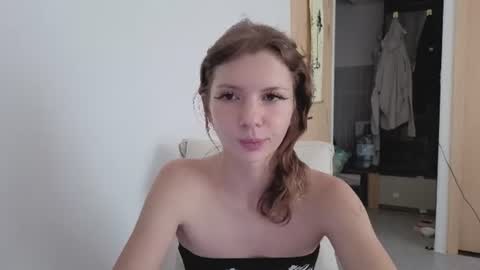 Snapshot of lili_milash chatting on August 5, 2026, 3:42 am you can found me online show from August 5, 2026, 3:42 am