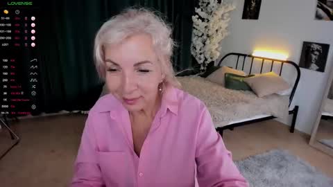 Snapshot of lilia_moons chatting on September 9, 2025, 11:21 am Lilia online show from September 9, 2025, 11:21 am