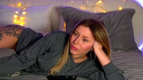 Mia online show from December 12, 2024, 1:39 pm