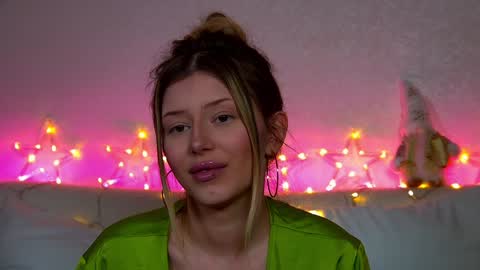 Mia online show from December 15, 2024, 10:18 am