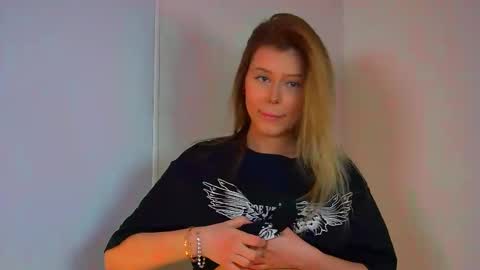 Mia online show from February 18, 2025, 3:43 pm