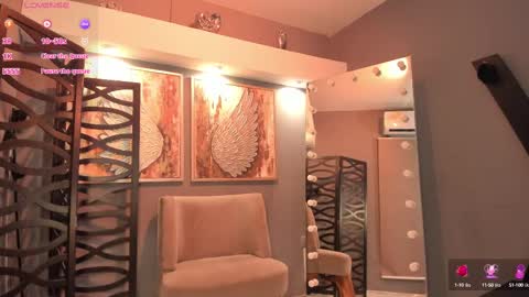 holis soy lily chang no olvides el pulgar arriba es muy importante para mi 3 independent model online show from September 23, 2025, 8:56 pm