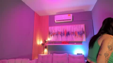 holis soy lily chang no olvides el pulgar arriba es muy importante para mi 3 independent model online show from March 18, 2026, 7:50 pm