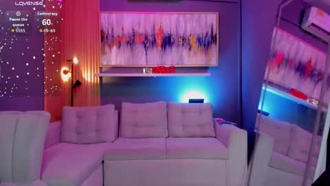 holis soy lily chang no olvides el pulgar arriba es muy importante para mi 3 independent model online show from May 9, 2026, 5:29 pm