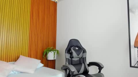 L I L I online show from December 2, 2025, 2:17 am