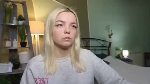 Snapshot of lilieanori chatting on February 16, 2025, 6:54 am Lilie online show from February 16, 2025, 6:54 am