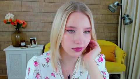 LiliLinn online show from December 6, 2024, 8:26 am