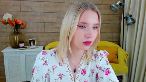 LiliLinn online show from December 6, 2024, 11:33 am