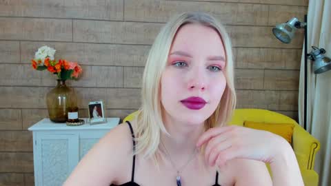 LiliLinn online show from December 7, 2024, 5:48 am