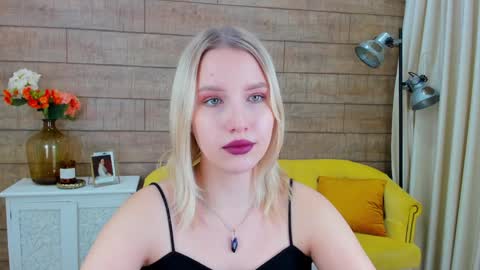 LiliLinn online show from December 7, 2024, 9:06 am