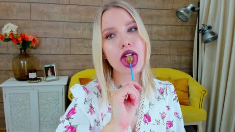 LiliLinn online show from December 7, 2024, 3:30 pm