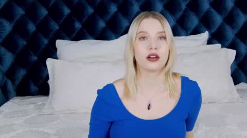 LiliLinn online show from December 9, 2024, 8:11 am