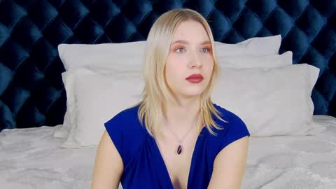 LiliLinn online show from December 10, 2024, 6:22 am