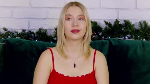LiliLinn online show from December 14, 2024, 6:02 am