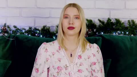 LiliLinn online show from December 14, 2024, 9:18 am