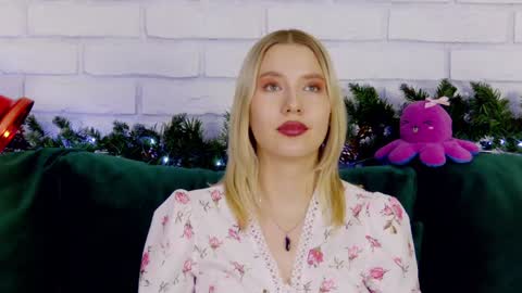 LiliLinn online show from December 14, 2024, 12:23 pm