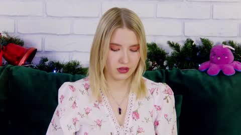 LiliLinn online show from December 16, 2024, 5:49 am