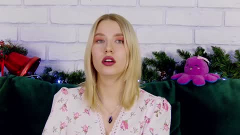 LiliLinn online show from December 16, 2024, 9:03 am