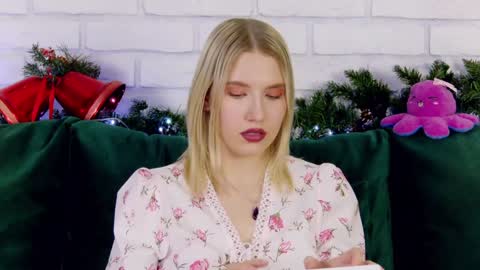 LiliLinn online show from December 16, 2024, 12:06 pm