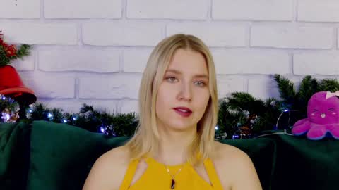 LiliLinn online show from December 17, 2024, 5:29 am