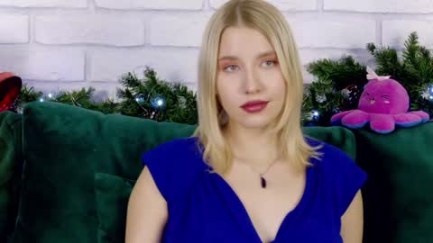 LiliLinn online show from December 18, 2024, 10:19 am