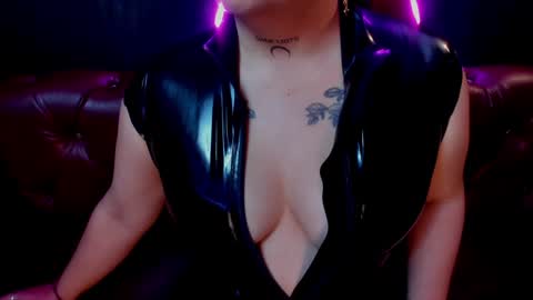 Snapshot of lilith_levonee_ chatting on December 24, 2024, 6:33 am Lilith online show from December 24, 2024, 6:33 am