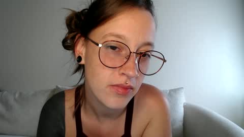 Snapshot of liljbby chatting on September 30, 2025, 10:04 pm Jay  please help me reach 50 thumbs up online show from September 30, 2025, 10:04 pm