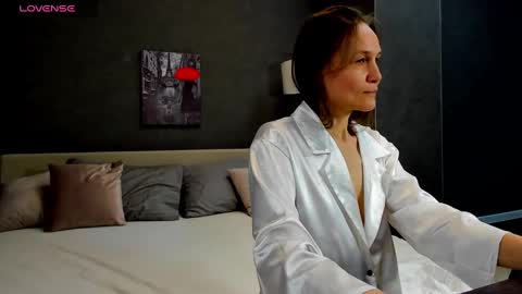 lillian_white1 online show from February 25, 2025, 3:05 pm