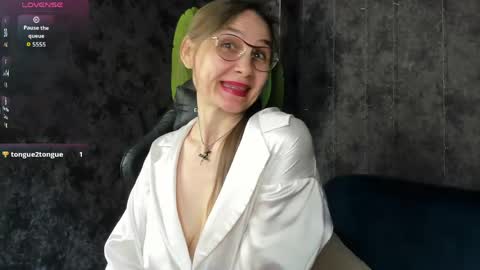 lillian_white1 online show from April 28, 2026, 2:27 am