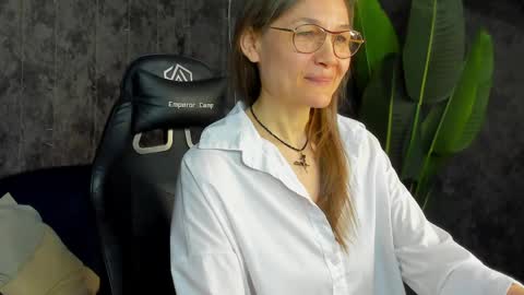 lillian_white1 online show from May 2, 2026, 12:59 am