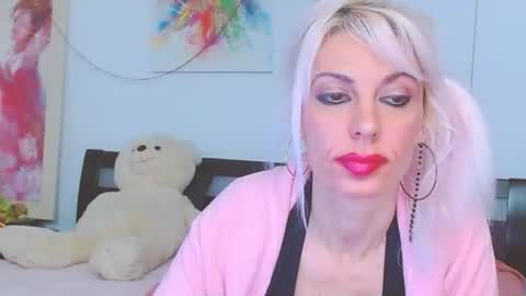 Lara online show from December 15, 2025, 1:32 am