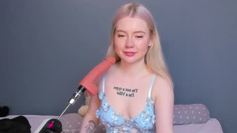 lillie_berry online show from April 22, 2026, 4:59 am