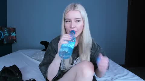 lillie_berry online show from June 7, 2026, 4:27 am