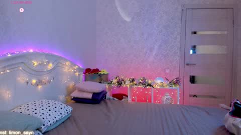 LilliMoore online show from October 2, 2025, 11:45 pm