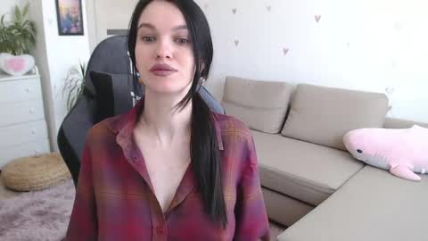 lilliyves online show from April 21, 2026, 9:04 am