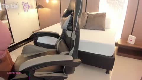 L I L L Y online show from September 26, 2025, 12:20 pm